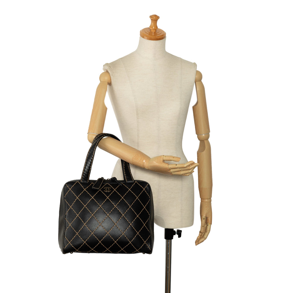 Lambskin Unisex Handbag CC HandleBag Wild Authenticated Leather Top (Good) Chanel Stitch Pre-Owned
